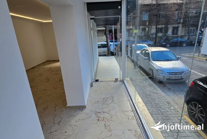 Shitet Ambjent biznesi ne Rrugen “Frederik Shiroka”