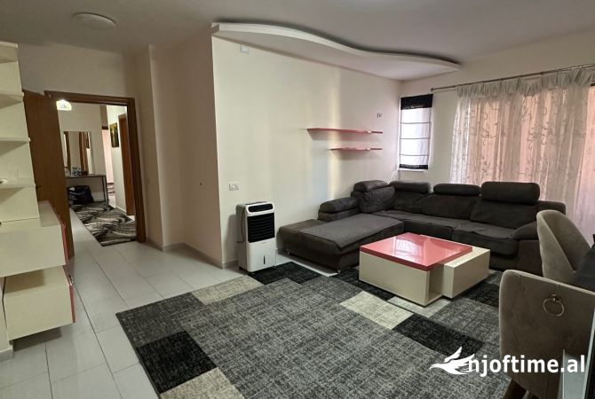 Shtepi me qera Apartament ne Tirane, 3+1, Mobilimi E mobiluar, Pagesa 450  Euro.