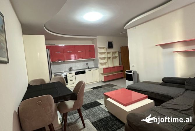 Jepet me Qera Apartament 3+1+2 dhe 2 ballkone tek pallatet e verdha, tek Kthesa Kamzës.
