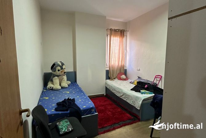 Shtepi me qera Apartament ne Tirane, 3+1, Mobilimi E mobiluar, Pagesa 450  Euro.