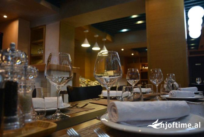 Ambiente Commerciale in Affitto 2+1 a Tirana - 2,000 Euro