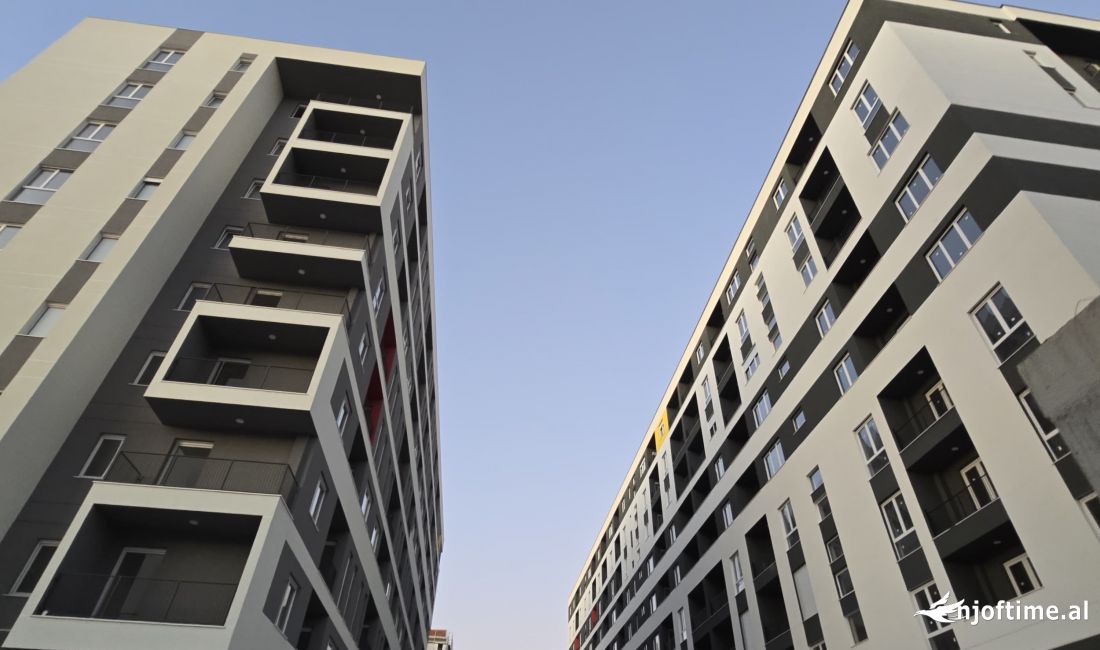 Shitet Dyqan me Verande ne Univers City, QTU. ( Pranohet makine 20-30 mije Euro ).