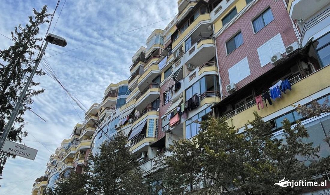 Okazion‼️ Shitet Ambient Biznesi tek 21 Dhjetori, Rruga Frederik Shiroka.