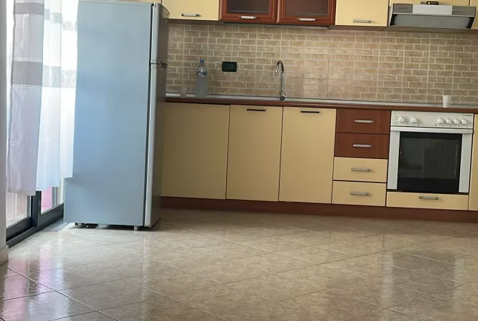 Jepet me Qera Apartamenti 1+1 tek kryqezimi 21 Dhjetori.