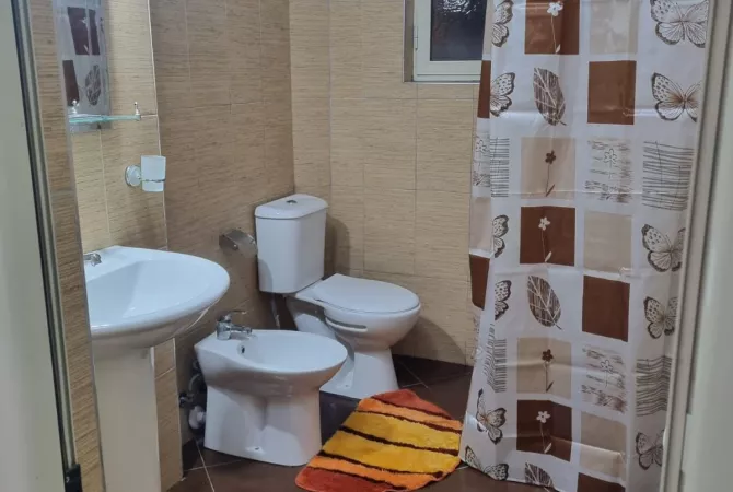 Shtepi me qera Apartament ne Tirane, 2+1, Mobilimi E mobiluar, Pagesa 500  Euro.