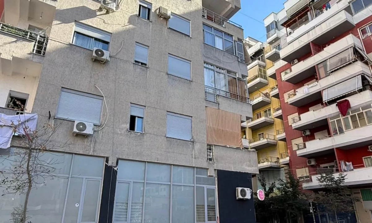 Jepet me Qera magazine tek Urban Cafe ne Astir.