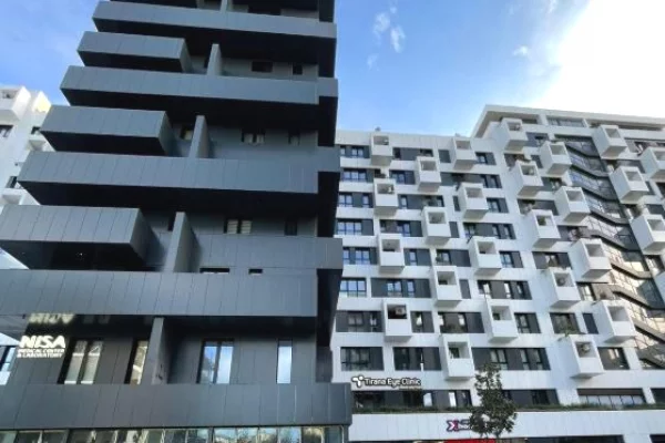 Shitet Super Apartament 2+1+2 te Square 21 në Rrugën e Kavajes