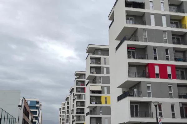 Jepen me Qira 2 Ambiente Biznesi pranë shkollës në Univers City, afër QTU!