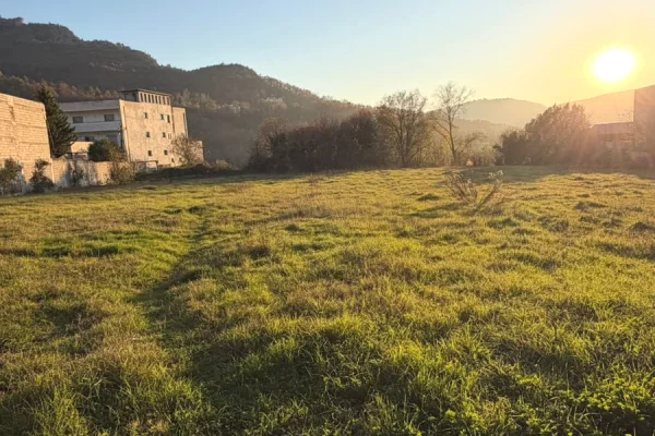 Truall ose Toke ne Tirane - 150,000 Euro