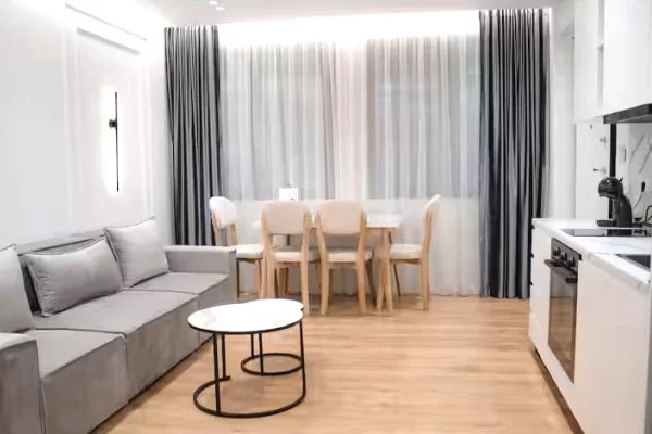 Ambiente Commerciale in Affitto 5+1 a Tirana - 2,500 Euro
