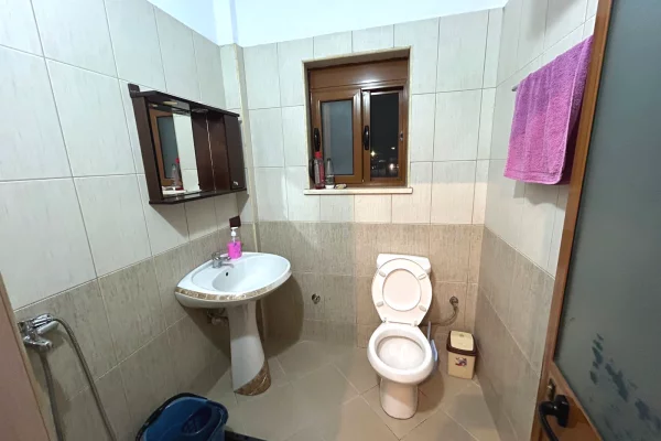 Shtepi me qera Apartament ne Tirane, 2+1, Mobilimi E mobiluar, Pagesa 40,000  Leke.