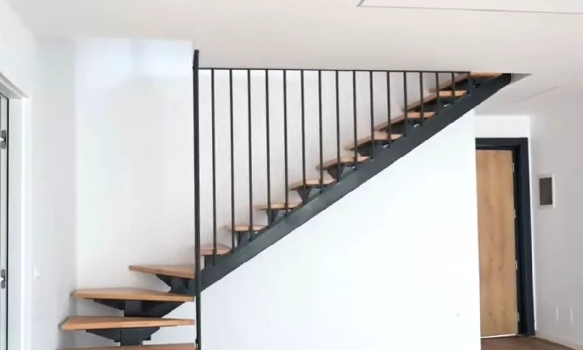 Shtepi ne shitje Duplex(shtepi me 2 kate) ne Tirane, 2+1, Mobilimi Bosh, pa mobiluar, Pagesa 195,000  Euro.