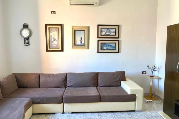 Jepet me Qera Apartament 1+1 tek Mozaiku pranë 21 Dhjetorit