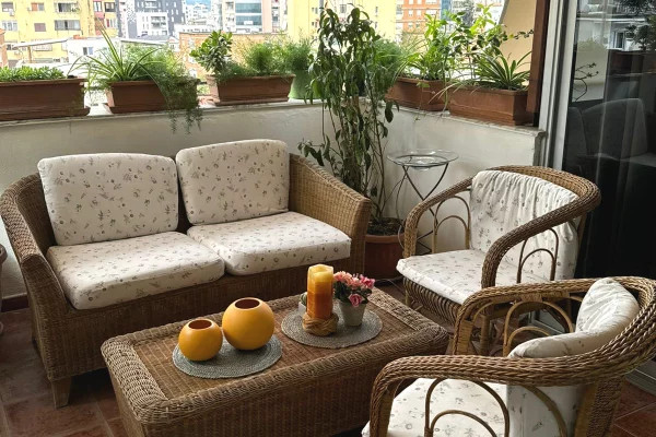 Jepet me Qira Apartament 1+1 + Verandë tek Pazari i Ri