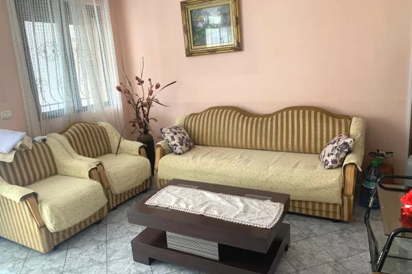 Jepet me Qera Apartament 1+1  në Istitut.
