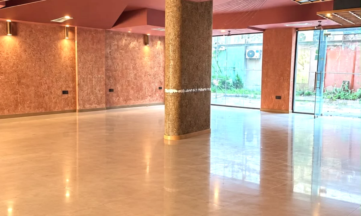 Shitet Ambient Biznesi tek Rrruga e Elbasanit.