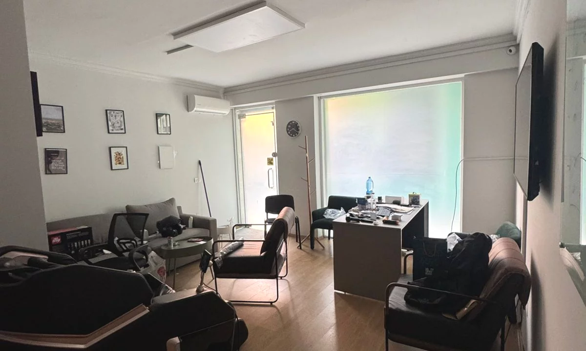 Zyre me qera | Komuna Parisit | 50m2| Buze rruge|