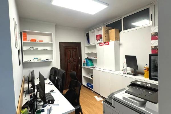 Zyre me qera | Komuna Parisit | 50m2| Buze rruge|