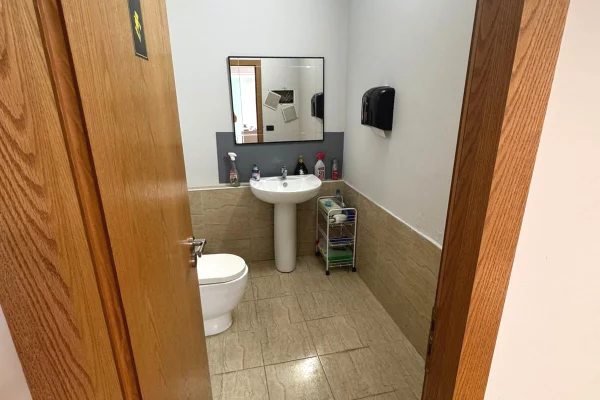 Zyre me qera | Komuna Parisit | 50m2| Buze rruge|