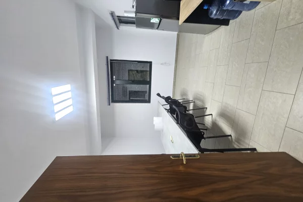 🏢 Ambient per Zyra me Qira tek Brryli – Buze Rruge ✨