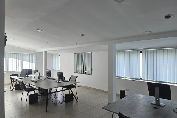 Ambient biznesi me qera 3+1 ne Tirane - 1,500 Euro