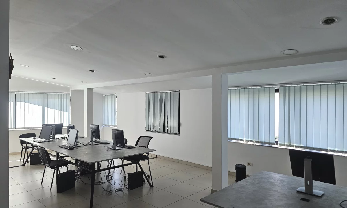 🏢 Ambient per Zyra me Qira tek Brryli – Buze Rruge ✨