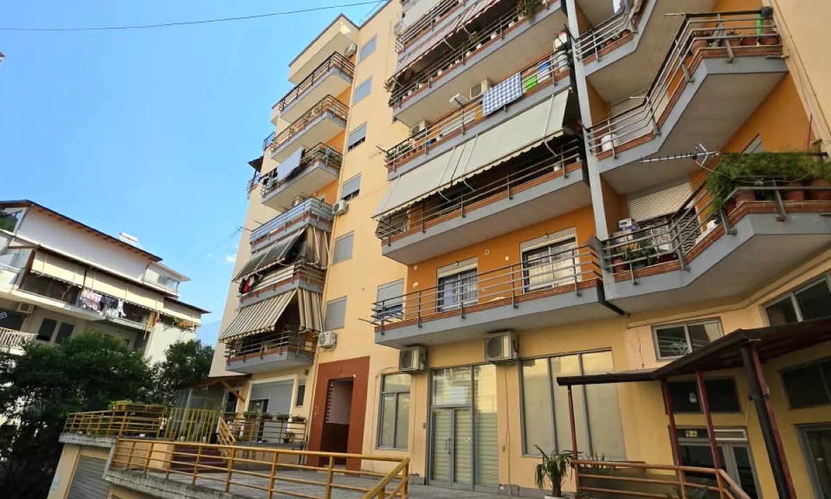Shtepi me qera Apartament ne Tirane, 2+1, Mobilimi E mobiluar, Pagesa 50,000  Leke.