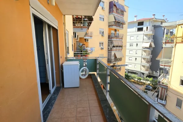 Shtepi me qera Apartament ne Tirane, 2+1, Mobilimi E mobiluar, Pagesa 50,000  Leke.