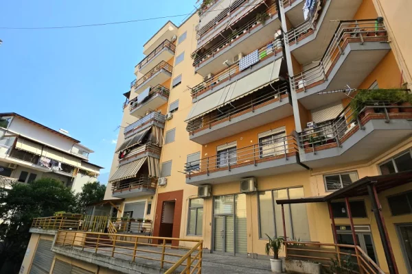 Shtepi me qera Apartament ne Tirane, 2+1, Mobilimi E mobiluar, Pagesa 50,000  Leke.