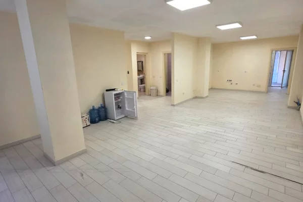 Ambient biznesi me qera 3+1 ne Tirane - 120,000 Leke