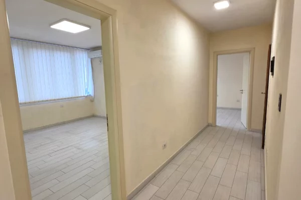 Ambient biznesi me qera 3+1 ne Tirane - 120,000 Leke