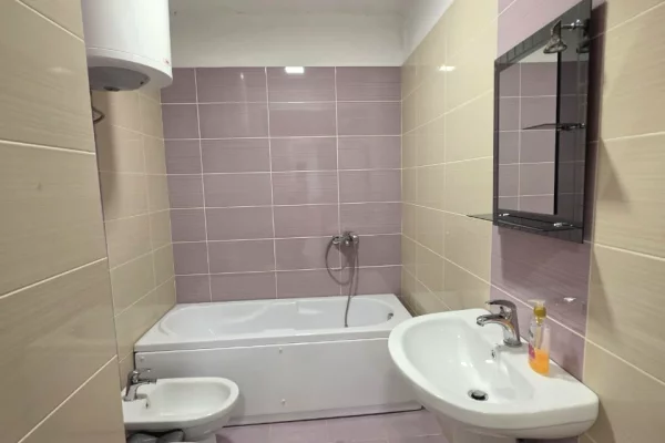Ambient biznesi me qera 3+1 ne Tirane - 120,000 Leke
