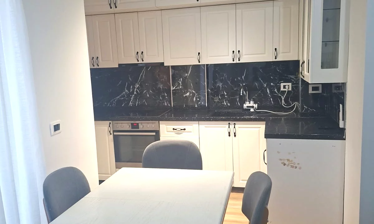 Shtepi me qera Apartament ne Tirane, 2+1, Mobilimi E mobiluar, Pagesa 50,000  Leke.