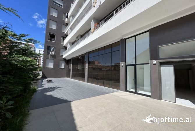 Ambiente Commerciale in Affitto 1+1 a Tirana - 3,000 Euro