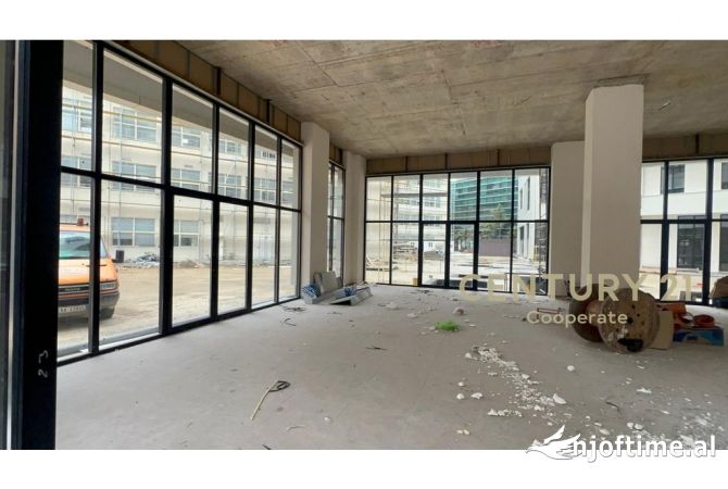 Ambiente Commerciale in Affitto 1+1 a Tirana - 1,760 Euro
