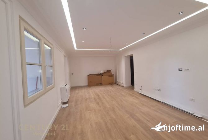 Ambiente Commerciale in Affitto 3+1 a Tirana - 1,000 Euro