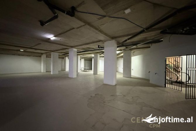 Ambiente Commerciale in Affitto 3+1 a Tirana - 10,000 Euro