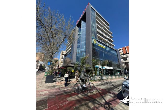 Ambiente Commerciale in Affitto 3+1 a Tirana - 10,000 Euro