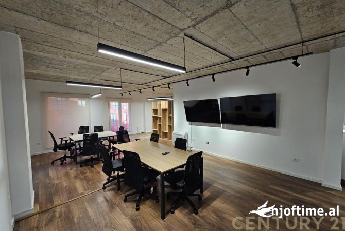 ZYRA ME QIRA PRANE RRUGES SE ELBASANIT