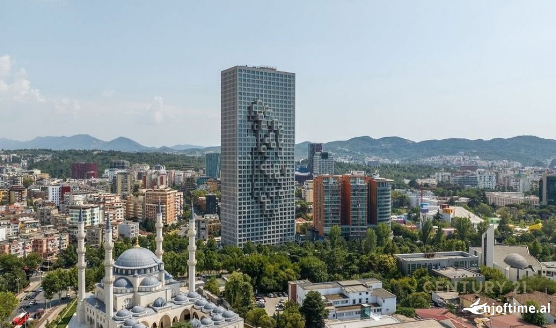 Jepet me qira ambient me fasade nga rruga tek Downtown one ,Rruga e Elbasanit !