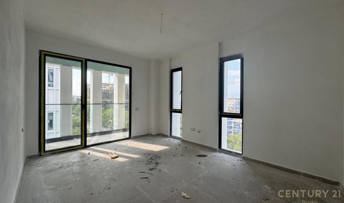 Zyre Me Qira ne Zogu i Zi, Tirane!