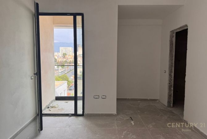 Zyre Me Qira ne Zogu i Zi, Tirane!