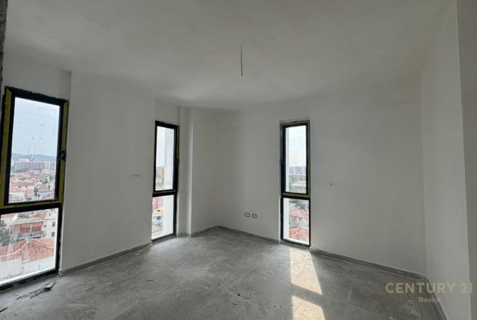 Zyre Me Qira ne Zogu i Zi, Tirane!