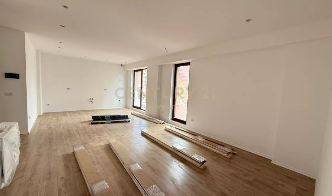 JEPET ME QIRA AMBIENT PER ZYRE – RRUGA E KAVAJES, VETEM 3 MINUTA NGA QENDRA!