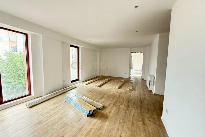 JEPET ME QIRA AMBIENT PER ZYRE – RRUGA E KAVAJES, VETEM 3 MINUTA NGA QENDRA!