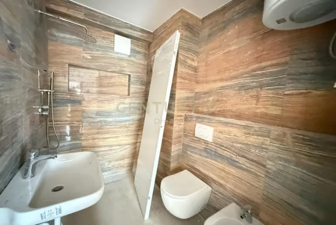 JEPET ME QIRA AMBIENT PER ZYRE – RRUGA E KAVAJES, VETEM 3 MINUTA NGA QENDRA!