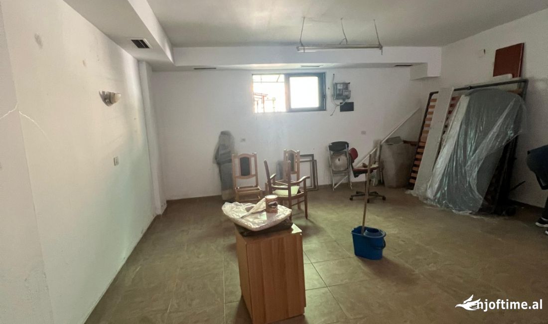 Jepet me Qira, Ambjent Biznesi prane Gjimnazit “Petronin Luarasi”