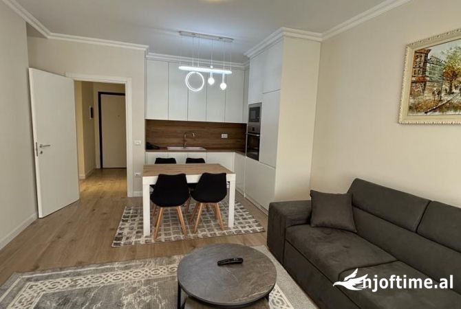 Apartament 2+1+3+ Poste Parkimi, prane Shkolles Ismail Qemali, Tirane