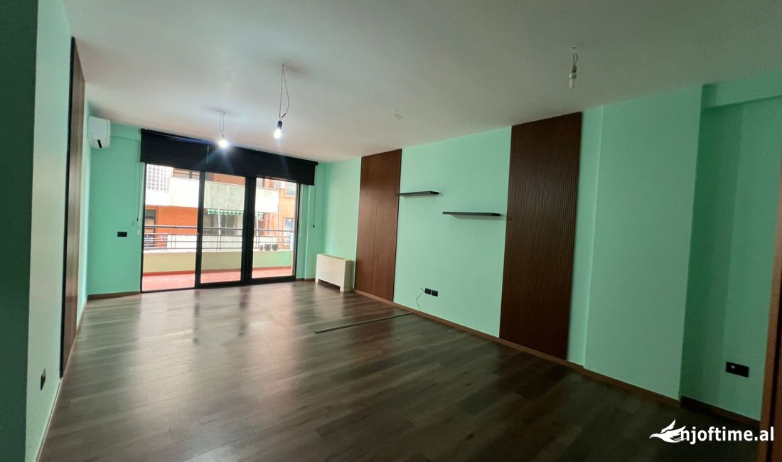 Ambjent per Zyra, ish Blloku, Tirane