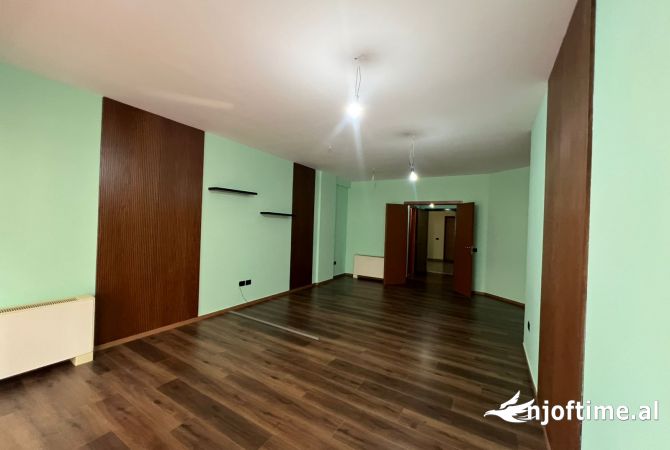 Ambjent per Zyra, ish Blloku, Tirane